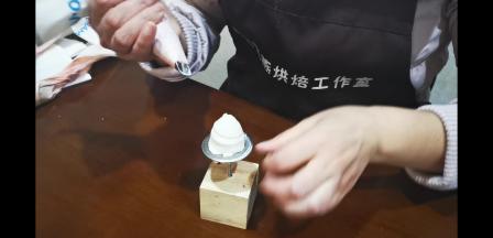 然后我们来裱花啰！
因为这多大牡丹花是大花型，所以我们要打一个高且粗壮的花桩，大约在5-6厘米高这样子