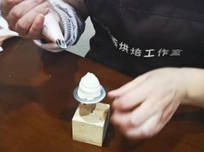 然后我们来裱花啰！
因为这多大牡丹花是大花型，所以我们要打一个高且粗壮的花桩，大约在5-6厘米高这样子