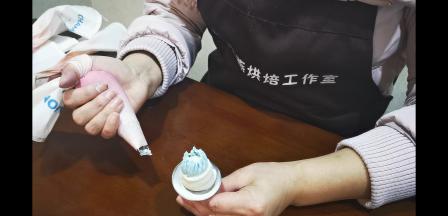 惠尔通123号花嘴，在花桩是上下，上下的抖上一圈
