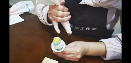 在花芯的里面可以飞出去一片，等于就是花朵里面花芯没长开的花瓣