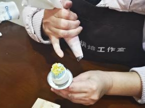 在花芯的里面可以飞出去一片，等于就是花朵里面花芯没长开的花瓣