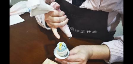 花嘴贴住花芯部分，分成5组