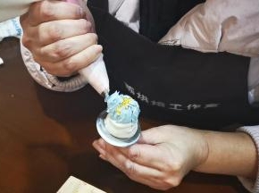 然后一层层的叠加上去，一层比一层高，慢慢的打开