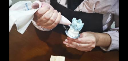 全部做好后，我们就要慢慢给它打开，做出花瓣盛开的模样