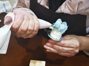 在两瓣之间，花嘴垂直插入，挤，左手转钉，右手向斜下方拉，做上5组