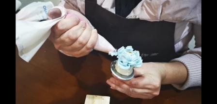 在当中有空缺的地方可以补一些小花瓣
