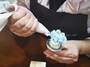 在当中有空缺的地方可以补一些小花瓣