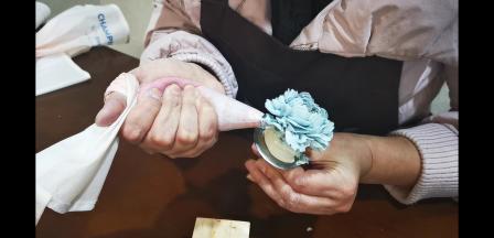 也可做一下落下去的花瓣，就像花瓣即将掉落的样子