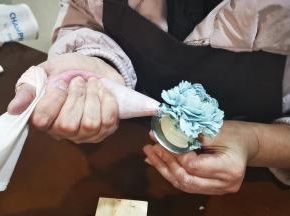 也可做一下落下去的花瓣，就像花瓣即将掉落的样子