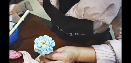 牙签挑一点点酒红色放到花芯当中