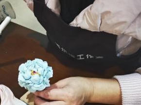 牙签挑一点点酒红色放到花芯当中
