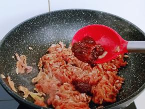 起油锅，加入腌制好的肉丝翻炒，再加入豆瓣酱，翻炒均匀。