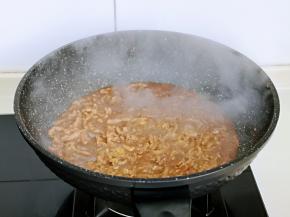 再加入半小碗纯净水，大火烧开快速翻炒，无需收汤，将肉丝炒熟即可关火出锅。