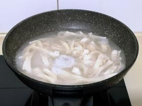 锅中加入纯净水，大火烧开，下入挂面，将面煮熟捞出。