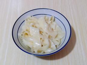 煮熟的面放入碗中。