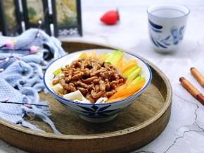 再摆上提前切好的胡萝卜丝，萝卜丝。葱丝。