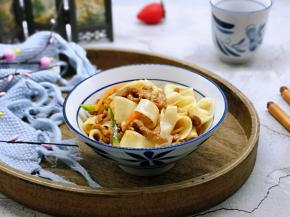 吃的时候拌均匀即可食用。