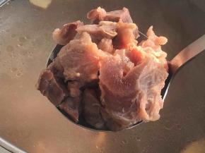 炖煮好的牛腿肉的口感，妙就妙在于口感筋道软烂而不柴