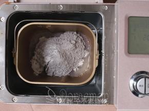 将披萨底的所有原材料倒入面包桶中，启动和面程序，15分钟。