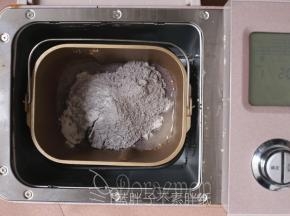 将披萨底的所有原材料倒入面包桶中，启动和面程序，15分钟。