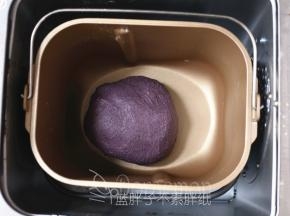 揉到面团光滑即可。因为天冷，所以我直接用面包机发酵，启动发酵程序，用时1个小时。