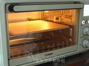发酵半个钟之后，我们可以来预热烤箱和石板。烤箱上下火230℃预热，同时把石板放进去。