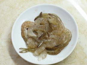 接着我们来处理披萨馅部分。鲜虾去虾线去壳，清洗干净。