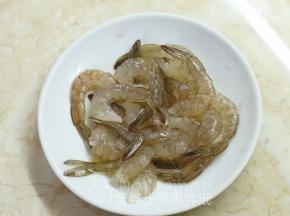 接着我们来处理披萨馅部分。鲜虾去虾线去壳，清洗干净。