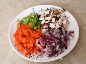 胡萝卜等切成小丁。