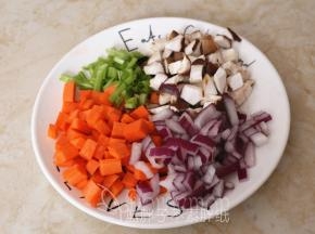 胡萝卜等切成小丁。