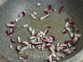 平底锅放入适量橄榄油，小火加热后放入洋葱，炒出香味。