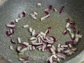 平底锅放入适量橄榄油，小火加热后放入洋葱，炒出香味。