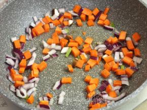 接着放入胡萝卜，稍微翻炒一下之后放入适量的水，将胡萝卜炒熟。