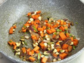 最后放入蘑菇，炒熟，加入调味。