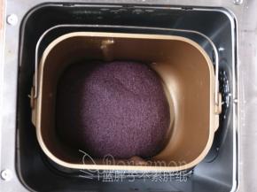 这时候披萨面团也发酵好了。大约发酵到原来的两倍大。