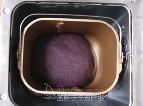 这时候披萨面团也发酵好了。大约发酵到原来的两倍大。