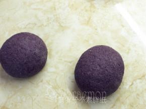 将面团平均分成2份，滚圆松弛15分钟。