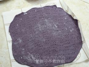 取一个松弛好的面团擀开。用叉子戳一些小洞洞。