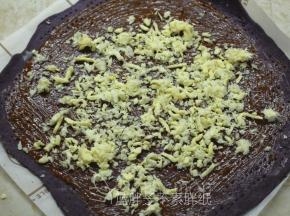 铺上一部分马苏里拉芝士。