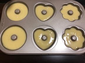 把面糊挤入模具中，大概挤三分之二左右就好。