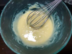 搅拌到所有的油和面糊混合均匀即可。