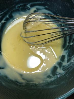 搅匀之后倒入60g色拉油，继续用之前的手法搅拌。