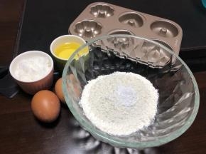 因为是新手，怕一会手忙脚乱，所以先把东西称量好，巧克力忘记拿出来了！(泡打粉直接放面粉里了)