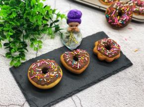 第一次做，巧克力沾得不是很均匀，糖针撒得也有点多，还不均匀，需要多多练习，相信以后会更好的。