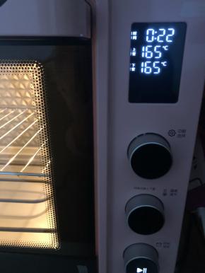 烤箱上下165度预热之后把甜甜圈糊放入烤箱中烤20分钟左右！最好守在烤箱边上，等到甜甜圈上色之后就盖上锡纸。(具体烤箱用的温度和时间需要根据自家的烤箱稍微调整。)