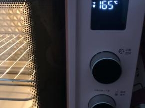 烤箱上下165度预热之后把甜甜圈糊放入烤箱中烤20分钟左右！最好守在烤箱边上，等到甜甜圈上色之后就盖上锡纸。(具体烤箱用的温度和时间需要根据自家的烤箱稍微调整。)