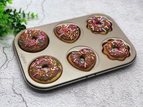 乘巧克力没有凝固之前在上面撒一些糖针就可以了！