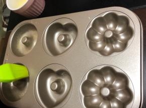 甜甜圈模具事先刷油(少量黄油微波炉融化)，便于脱模。