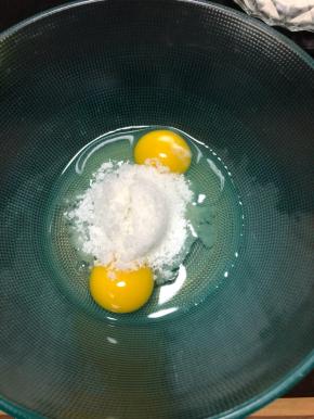 两个鸡蛋加上60g白糖，用手抽打蛋器搅打。