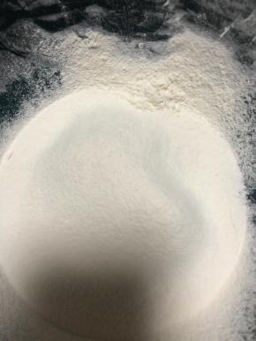 搅打均匀以后筛入100g面粉和2g左右泡打粉。继续用手抽搅拌均匀，搅拌的时候花z字搅拌，轻一点，防止面糊起筋。